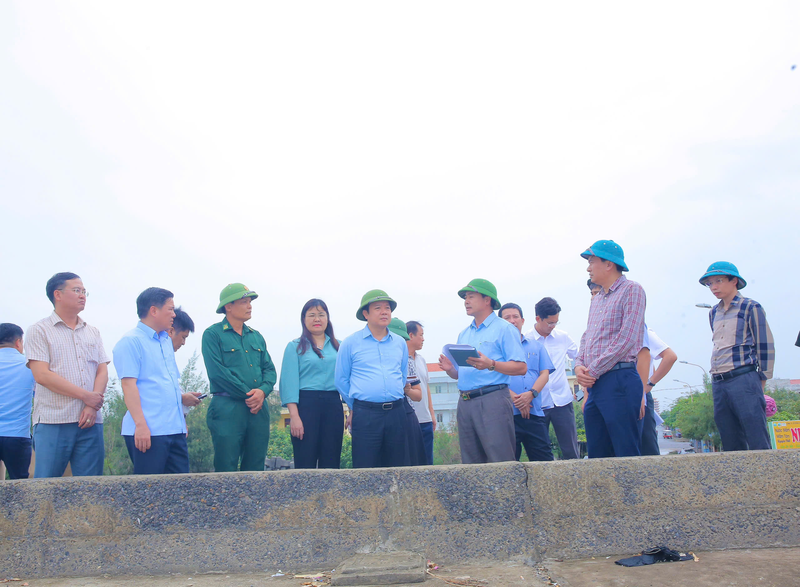 Đồng chí Chủ tịch UBND tỉnh kiểm tra công tác phòng, chống bão số 3 trên địa bàn xã Hải Thịnh