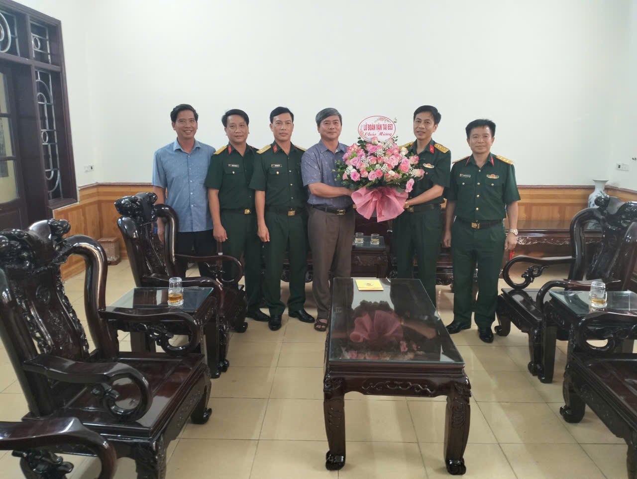 Lữ đoàn vận tải 653 thăm và chúc mừng lãnh đạo xã Hải Thịnh