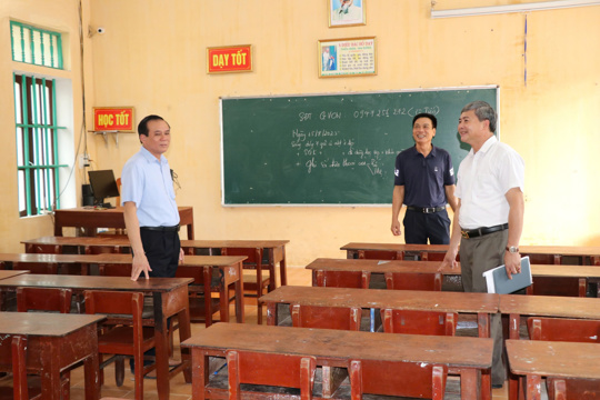 Lãnh đạo địa phương đi kiểm tra cơ sở vật chất của các nhà trường chuẩn bị cho năm học mới 2025-2026 