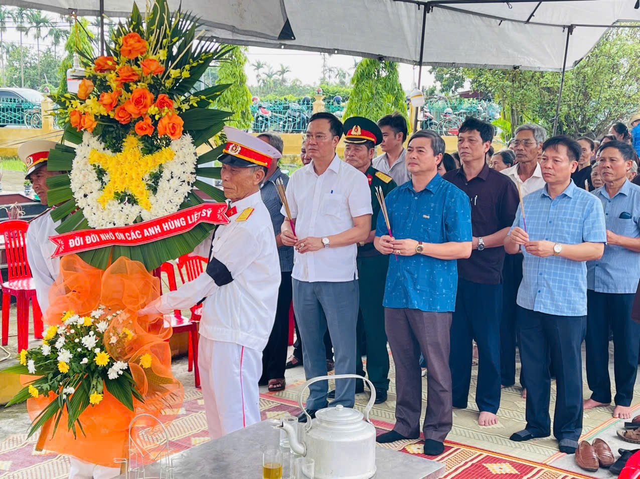 Tổ chức dâng hương, đặt vòng hoa, thắp nến tri ân các anh hùng liệt sỹ nhân dịp kỷ niệm 78 năm Ngày thương binh - liệt sỹ. 