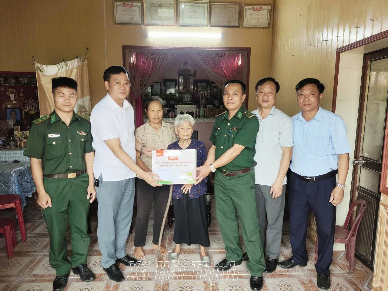Các lãnh đạo địa phương xã Hải Thịnh thăm hỏi, động viên các gia đình chính sách nhân dịp kỷ niệm 78 năm ngày thương binh - liệt sỹ