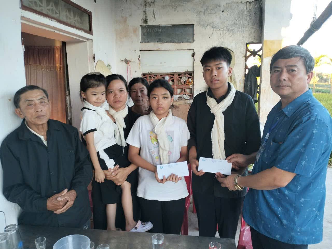 Thường trực Đảng ủy xã Hải Thịnh, tỉnh Ninh Bình thăm hỏi, động viên các gia đình bị thiệt hại nặng bởi bão số 10 gây ra trên địa bàn 