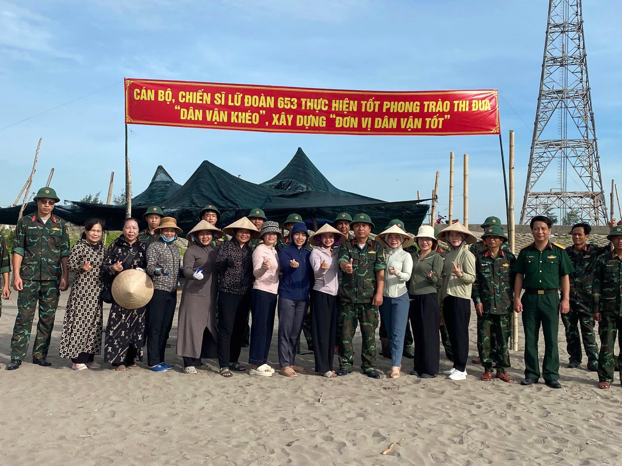 Ra quân giữ gìn vệ sinh môi trường biển
