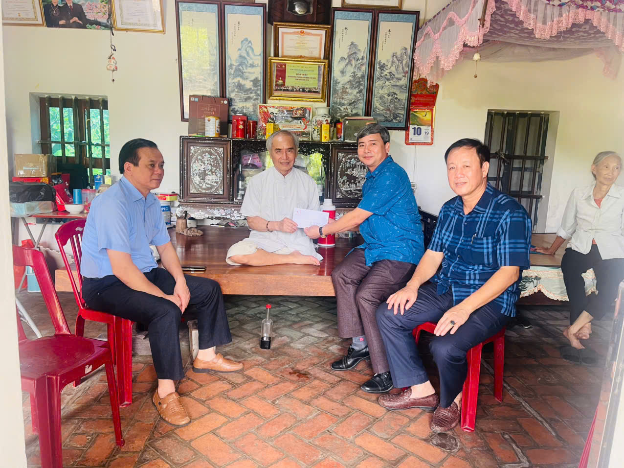 Nhân kỷ niệm 80 năm Cách mạng Tháng Tám thành công và Quốc khánh nước Cộng hoà xã hội Chủ nghĩa Việt Nam 2/9/2025. Quỹ Thiện Tâm - Tập đoàn Vingroup đã giành tặng 03 suất quà, mỗi suất trị giá 20 triệu đồng tặng ông Tạ Quang Luận xóm 7 Hải Ninh xã Hải Thịnh, ông Lưu Văn Lợi xóm 4 Hải Ninh xã Hải Thịnh và ông Lê Hồng Phương TDP 13 Thịnh Long xã Hải Thịnh đều là Thương binh 81% trở lên.